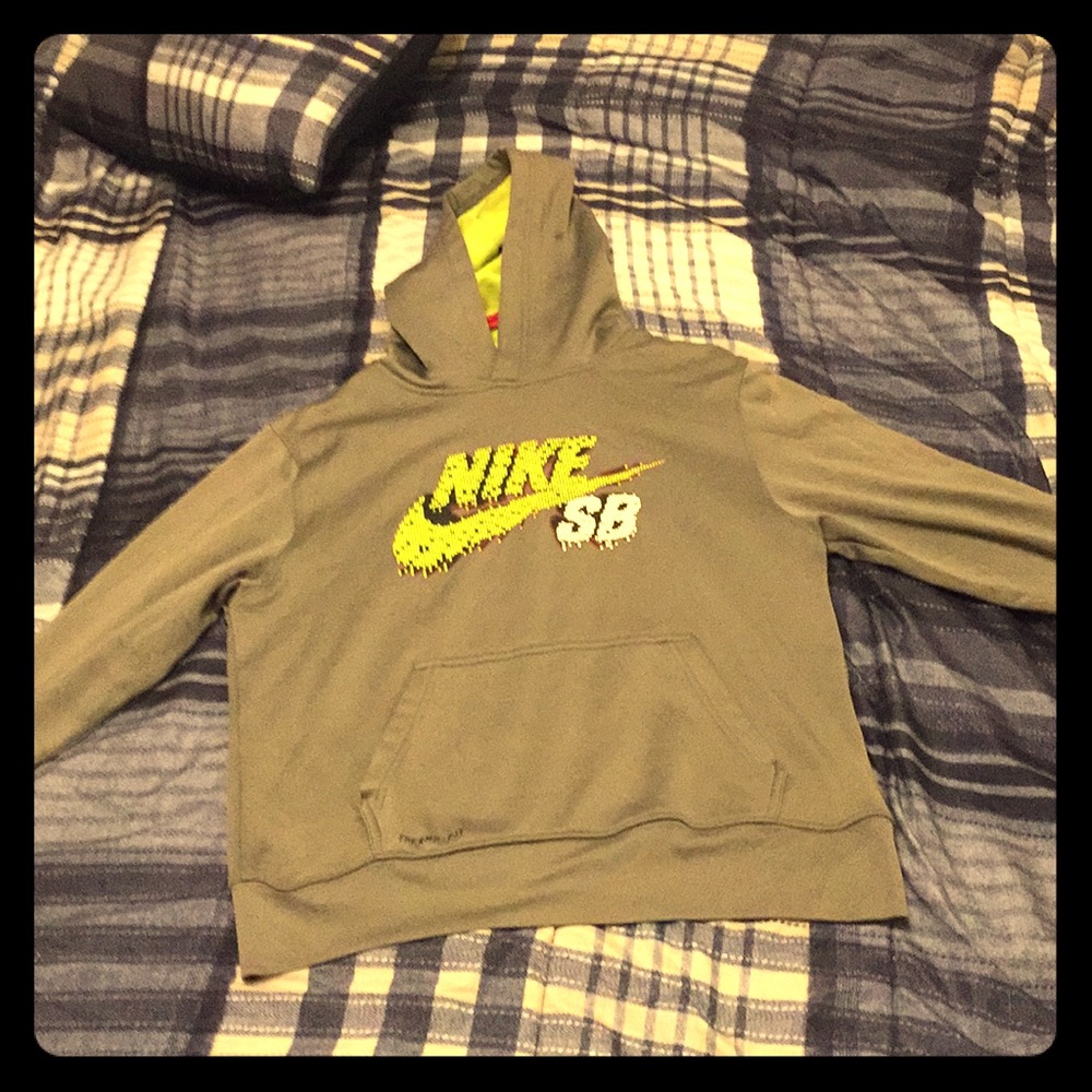 Grey Nike SB hoodie therma-fit
